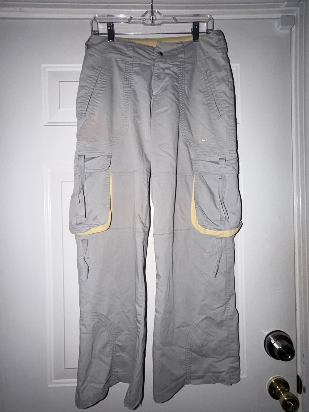 Nike Dri-Fit Women’s Light Gray Cargo Pants with Yellow Accents. Sz 4-6.